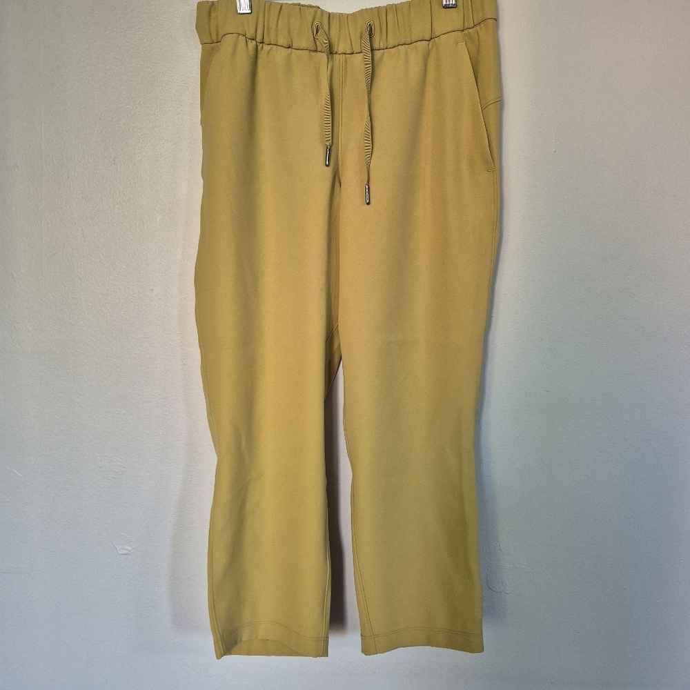 Lululemon Athletica On The Fly Crop 23" Woven Pant In Vintage Gold Size 6